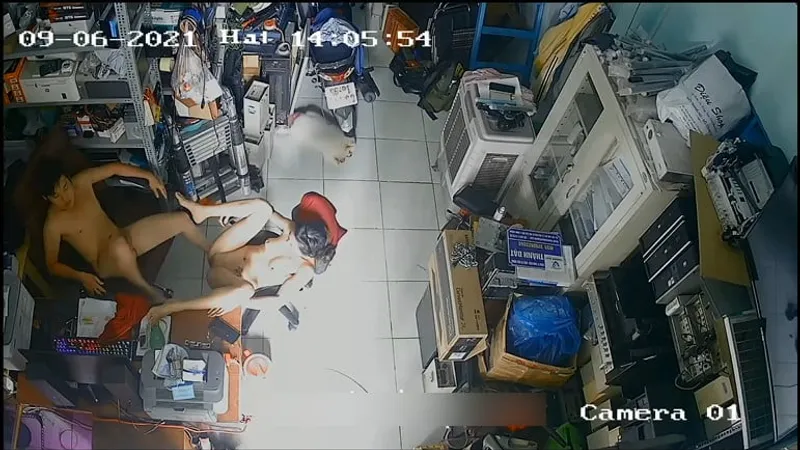 Người vợ ông chồng cắm sừng trong của hàng máy tính