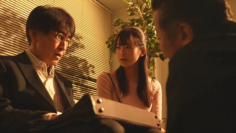 Chồng vay nợ anh em xã đoàn, cô vợ phải bán thân để trả nợ