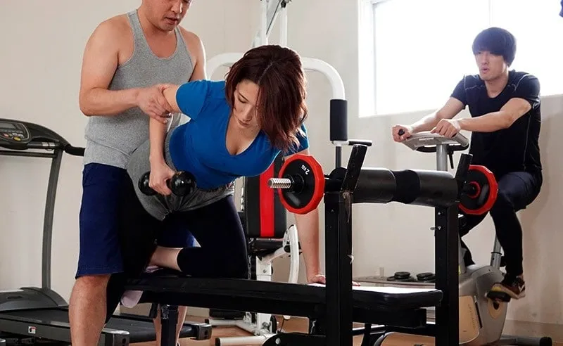 Người chồng phát hiện người vợ cắm sừng với huấn luyện viên thể hình