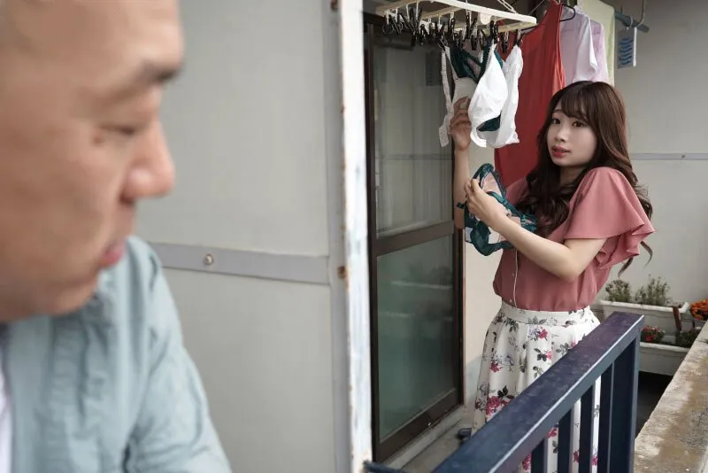 Gã nhà kề bên chuyên soi mói và cặp vợ ông xã thường xuyên rên la quá to