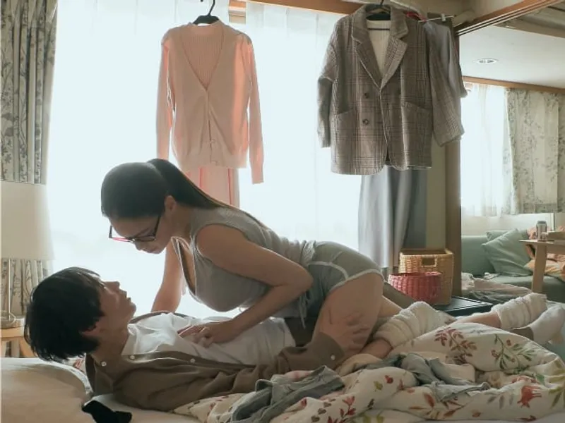 được chị nhà sát bên "an ủi" khi người tình đi ngoại tình