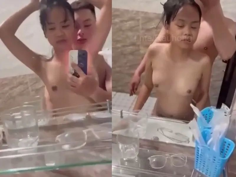 Dáng mảnh em cùng thằng bồ xoạc trước gương quay kỉ niệm